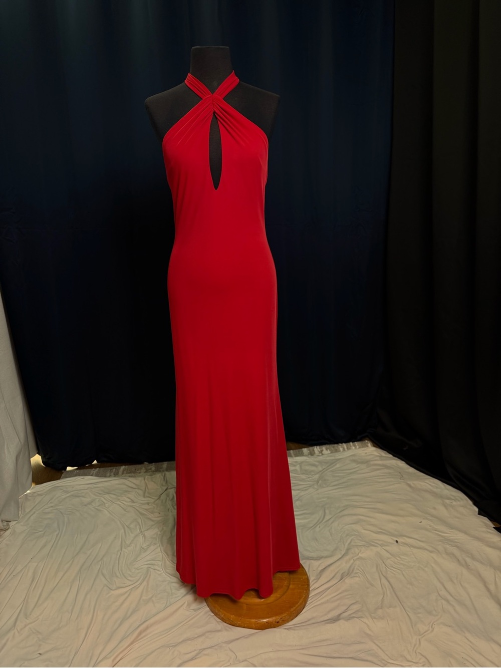 Elegant Red Halter Maxi Dress with Twist Keyhole-snag on dress